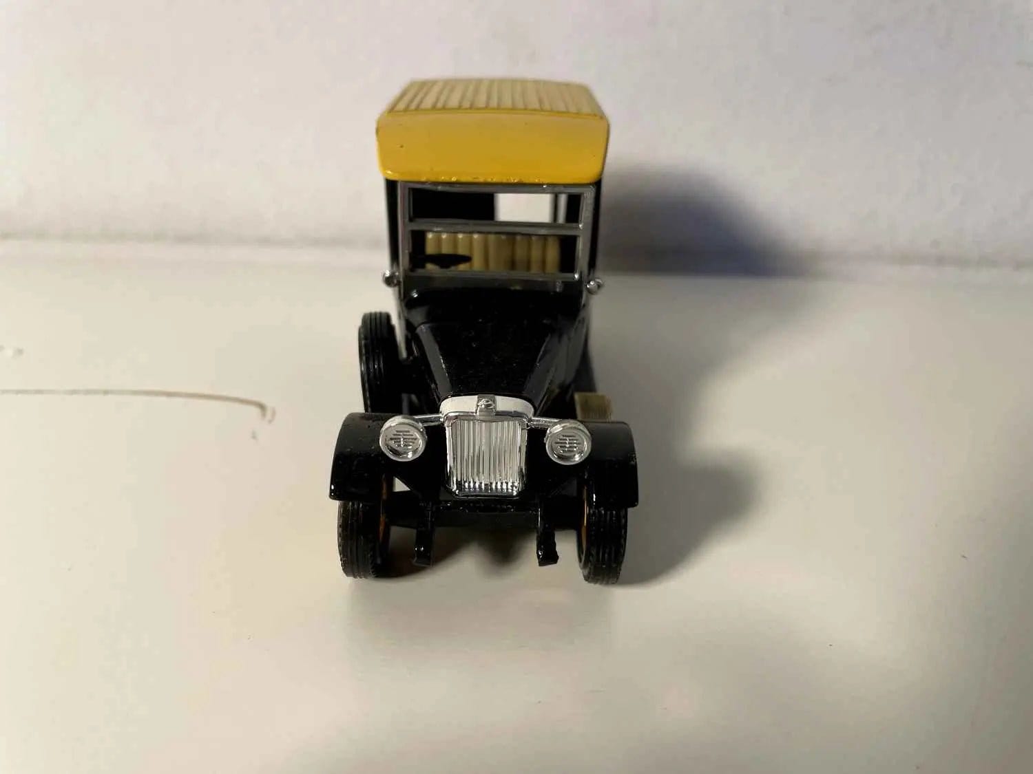 Van Talbot Y-5 jaune et noir de 1927 (DUNLOP tyres et accessoires) Bernard Miniatures