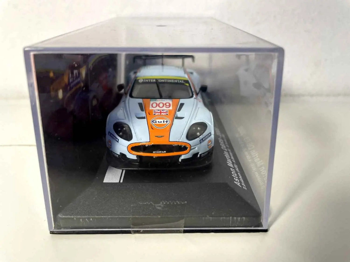Voiture Miniature Aston Martin aux couleurs de GULF (bleue et orange) - 24 heures du Mans de 2008 numéro 009 - Bernard Miniatures