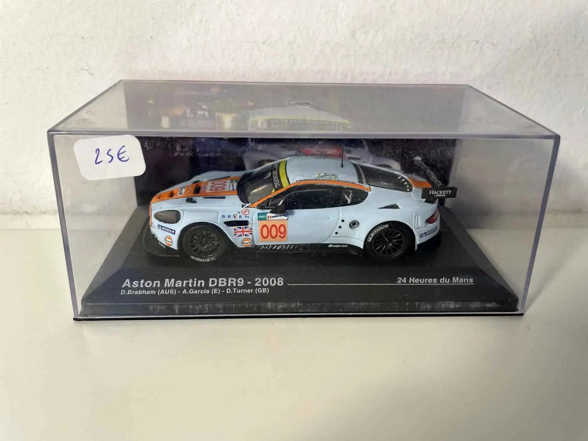 Voiture Miniature Aston Martin aux couleurs de GULF (bleue et orange) - 24 heures du Mans de 2008 numéro 009 - Bernard Miniatures