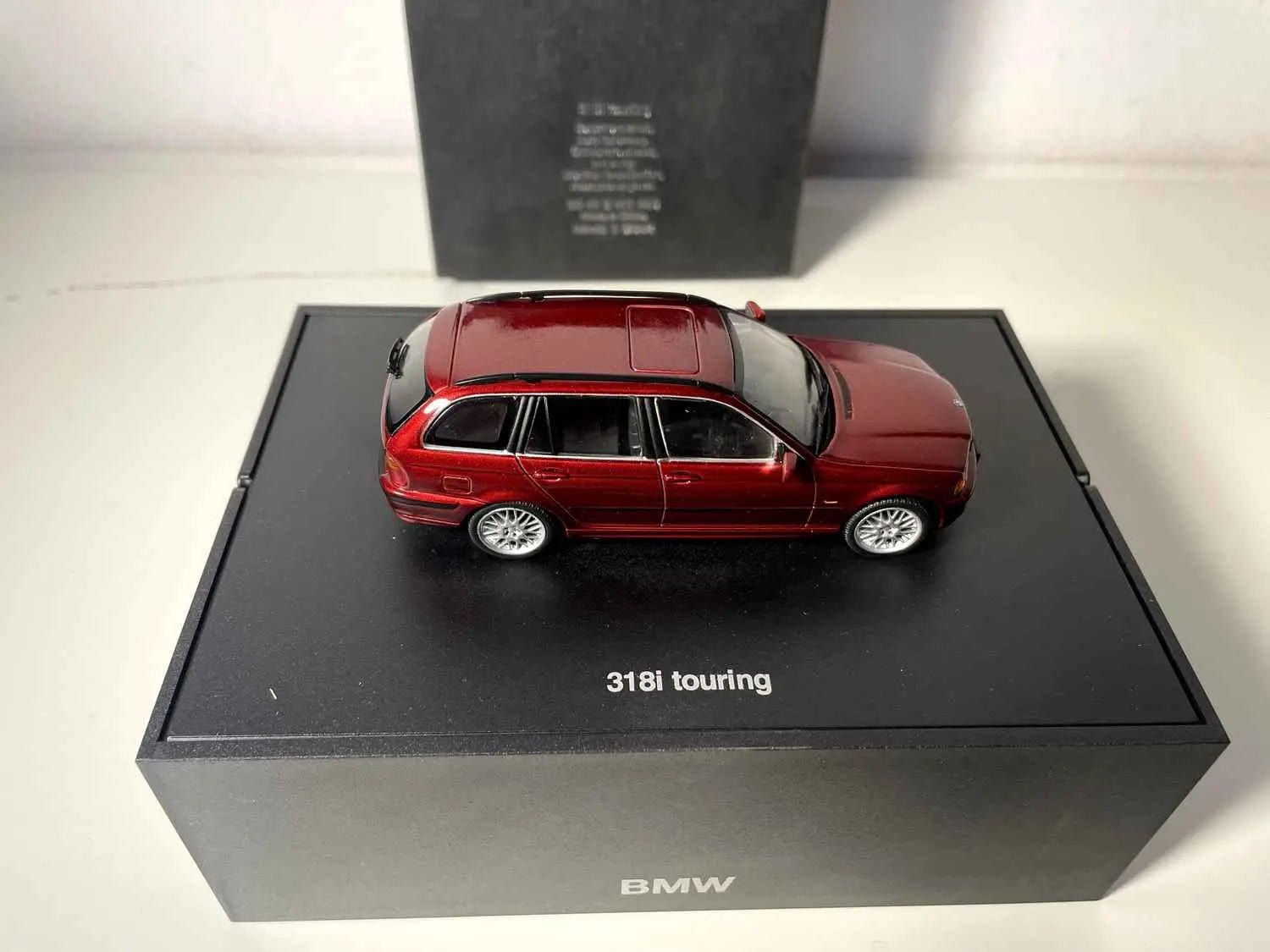 Voiture Miniature BMW 318i Touring bordeaux (coffret présentoir noir) - Bernard Miniatures