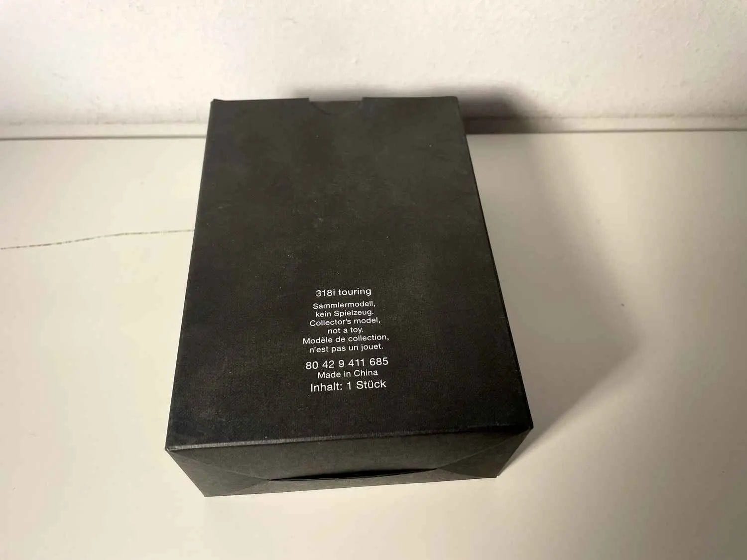 Voiture Miniature BMW 318i Touring bordeaux (coffret présentoir noir) - Bernard Miniatures