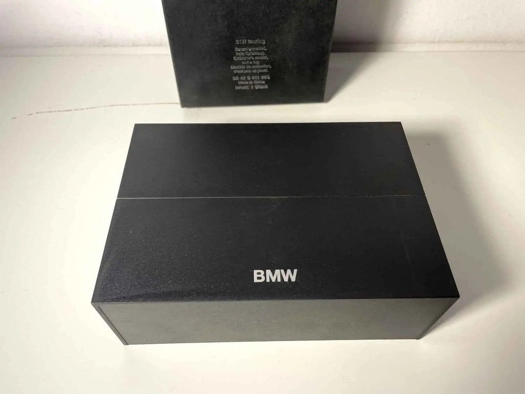 Voiture Miniature BMW 318i Touring bordeaux (coffret présentoir noir) - Bernard Miniatures