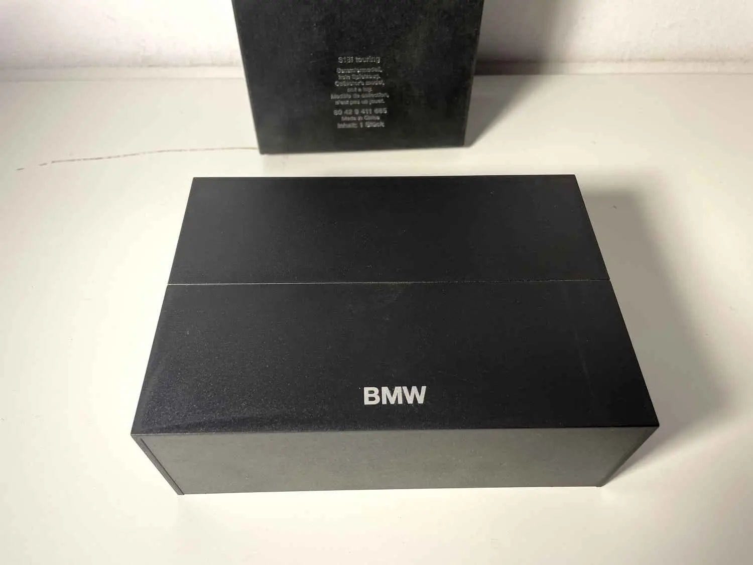 Voiture Miniature BMW 318i Touring bordeaux (coffret présentoir noir) - Bernard Miniatures