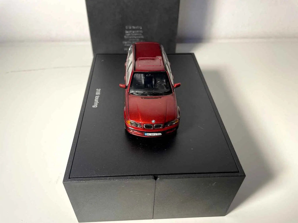 Voiture Miniature BMW 318i Touring bordeaux (coffret présentoir noir) - Bernard Miniatures