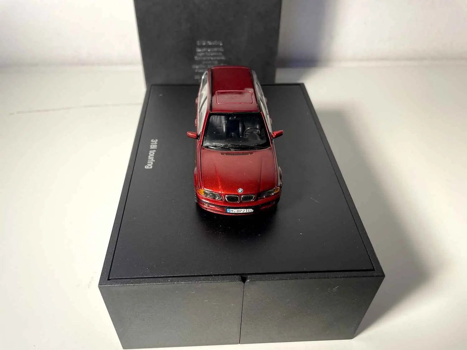 Voiture Miniature BMW 318i Touring bordeaux (coffret présentoir noir) - Bernard Miniatures