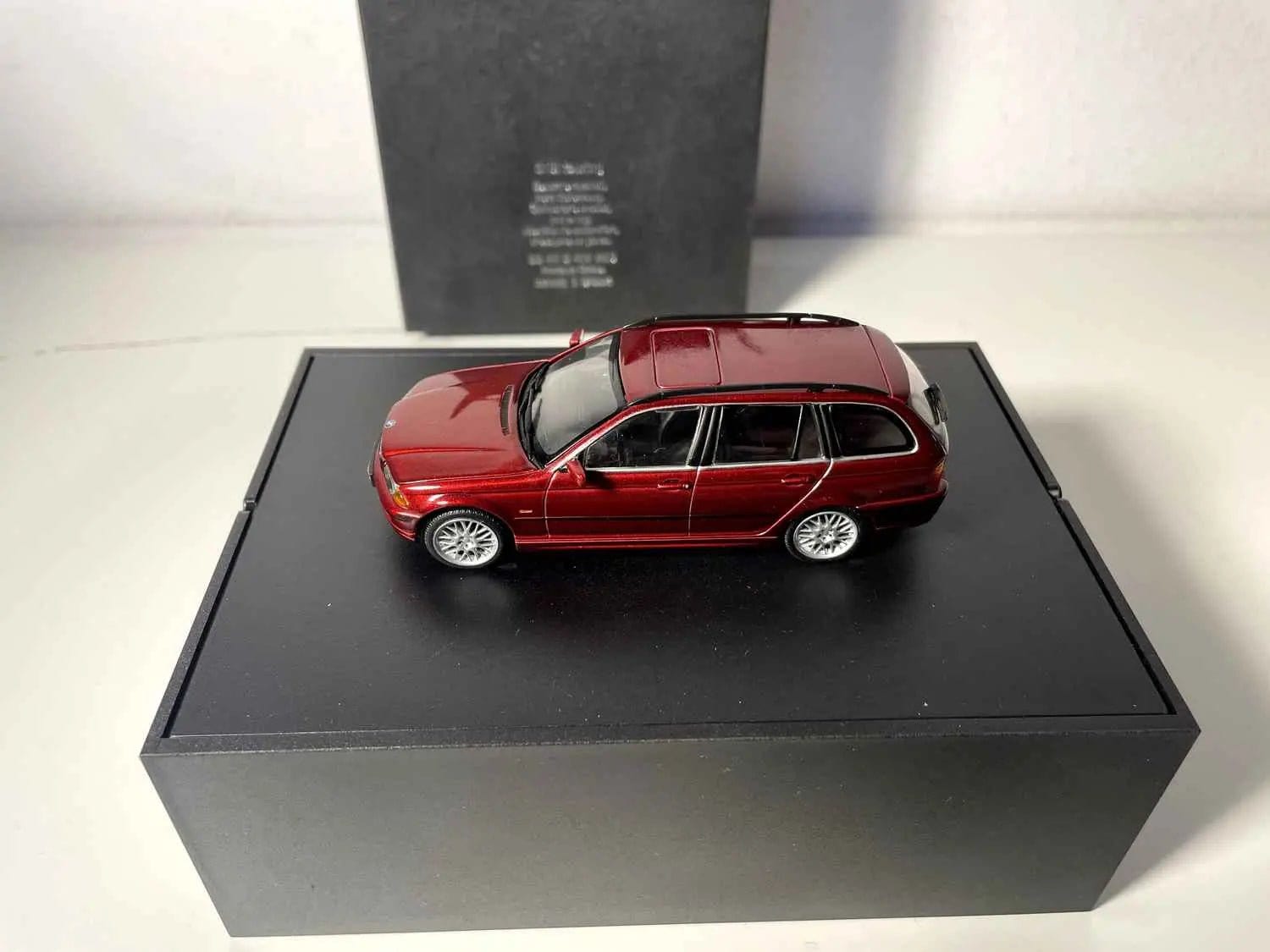 Voiture Miniature BMW 318i Touring bordeaux (coffret présentoir noir) - Bernard Miniatures