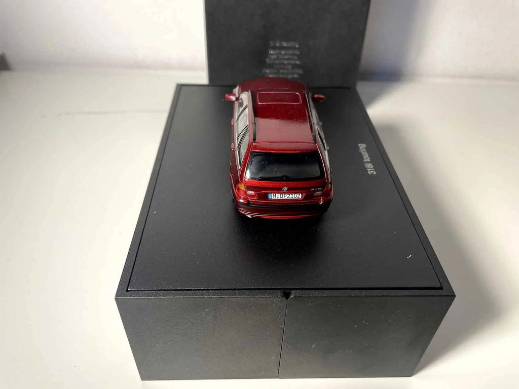 Voiture Miniature BMW 318i Touring bordeaux (coffret présentoir noir) - Bernard Miniatures