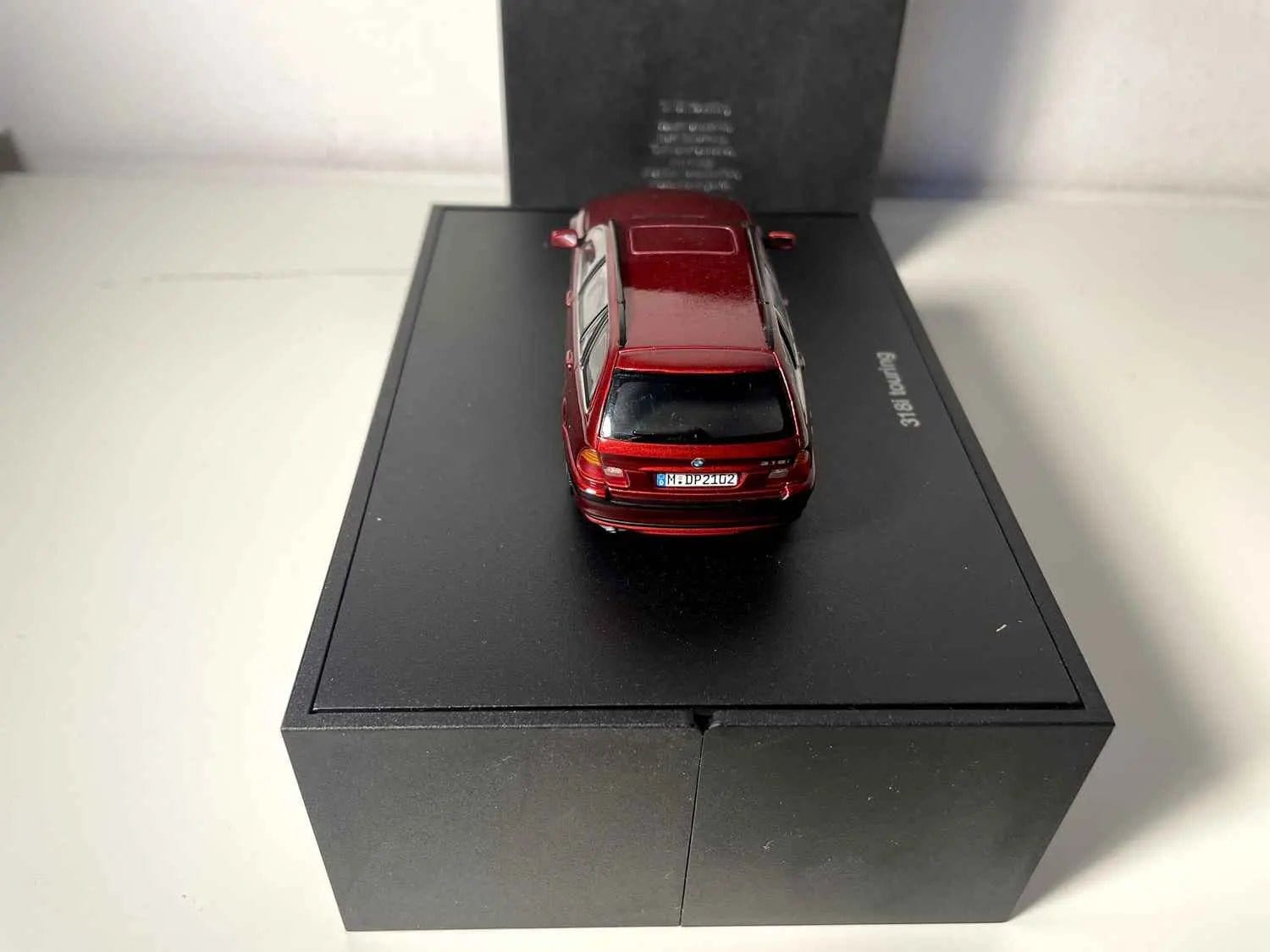Voiture Miniature BMW 318i Touring bordeaux (coffret présentoir noir) - Bernard Miniatures