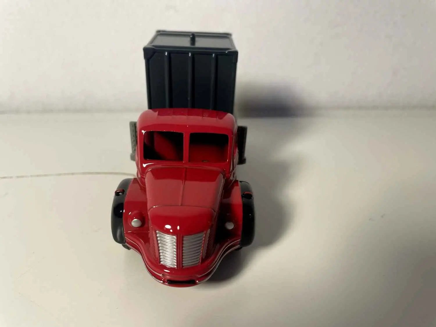 Voiture Miniature Camion Berliet rouge avec plateau et avec container Dinky-Toys (éditions Atlas) - Bernard Miniatures