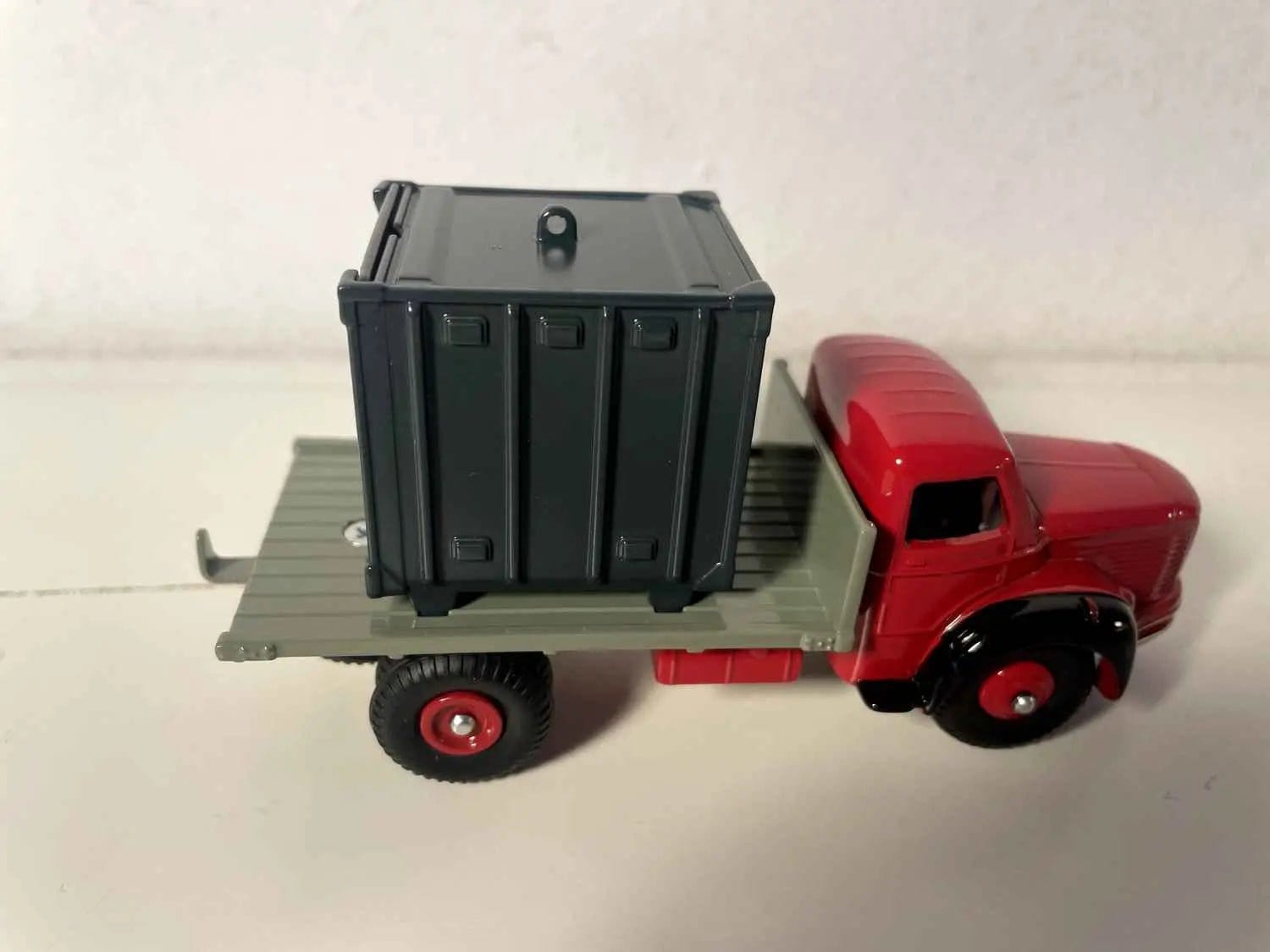 Voiture Miniature Camion Berliet rouge avec plateau et avec container Dinky-Toys (éditions Atlas) - Bernard Miniatures