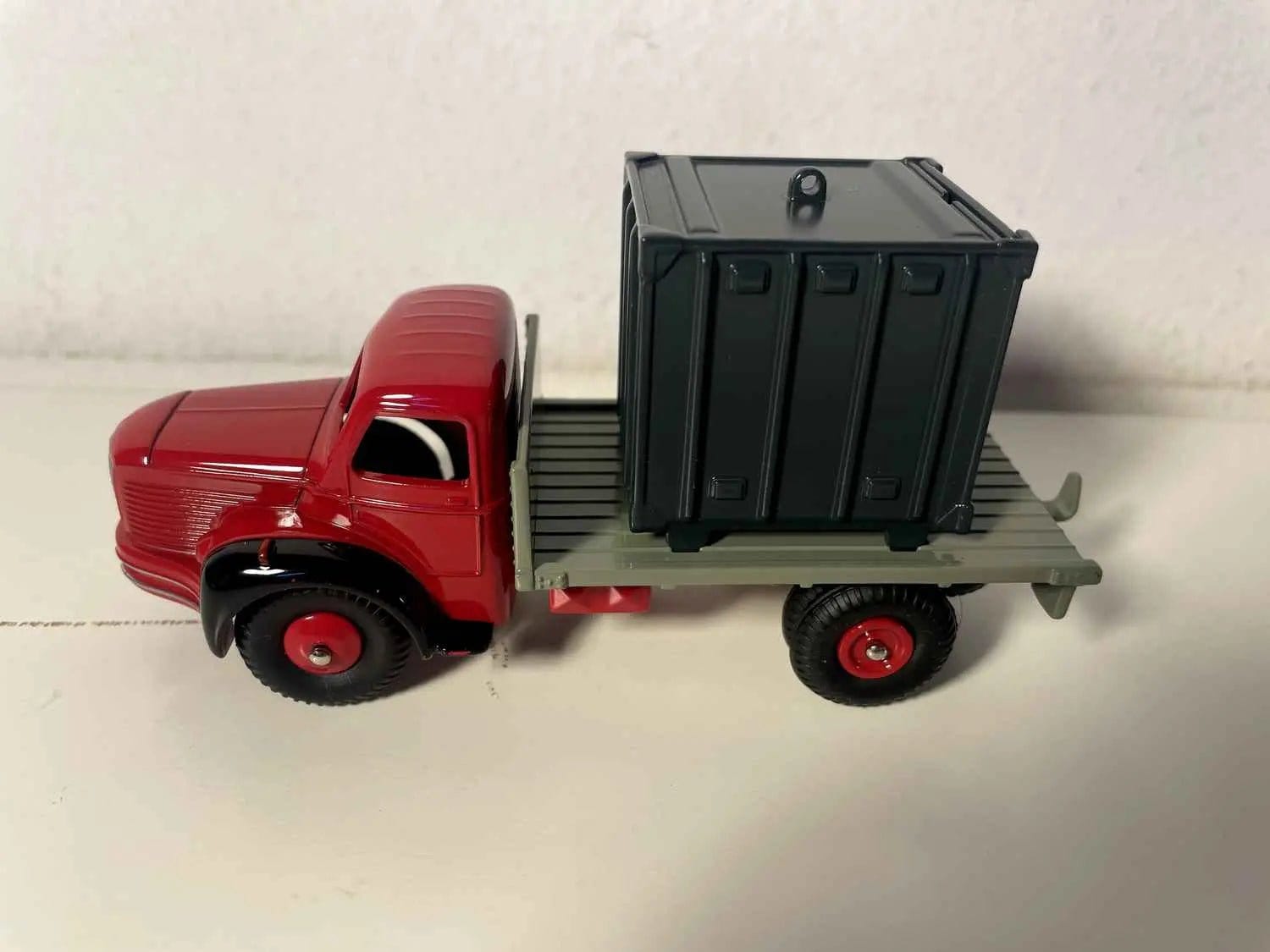 Voiture Miniature Camion Berliet rouge avec plateau et avec container Dinky-Toys (éditions Atlas) - Bernard Miniatures