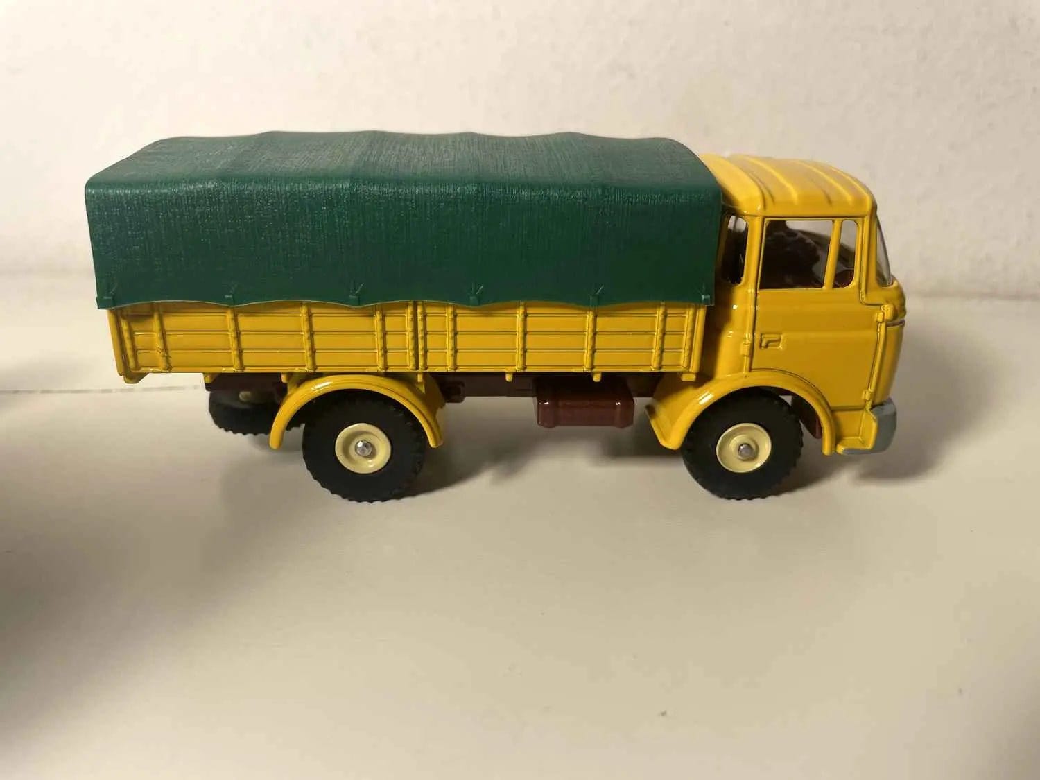 Voiture Miniature Camion bâché GAK Berliet jaune et bâche verte Dinky-Toys (éditions Atlas) - Bernard Miniatures