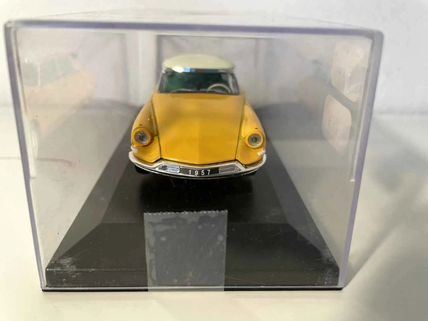 Voiture Miniature Citroën ID19 orange et toit blanc cassé de 1957 (boite plexi) - Bernard Miniatures