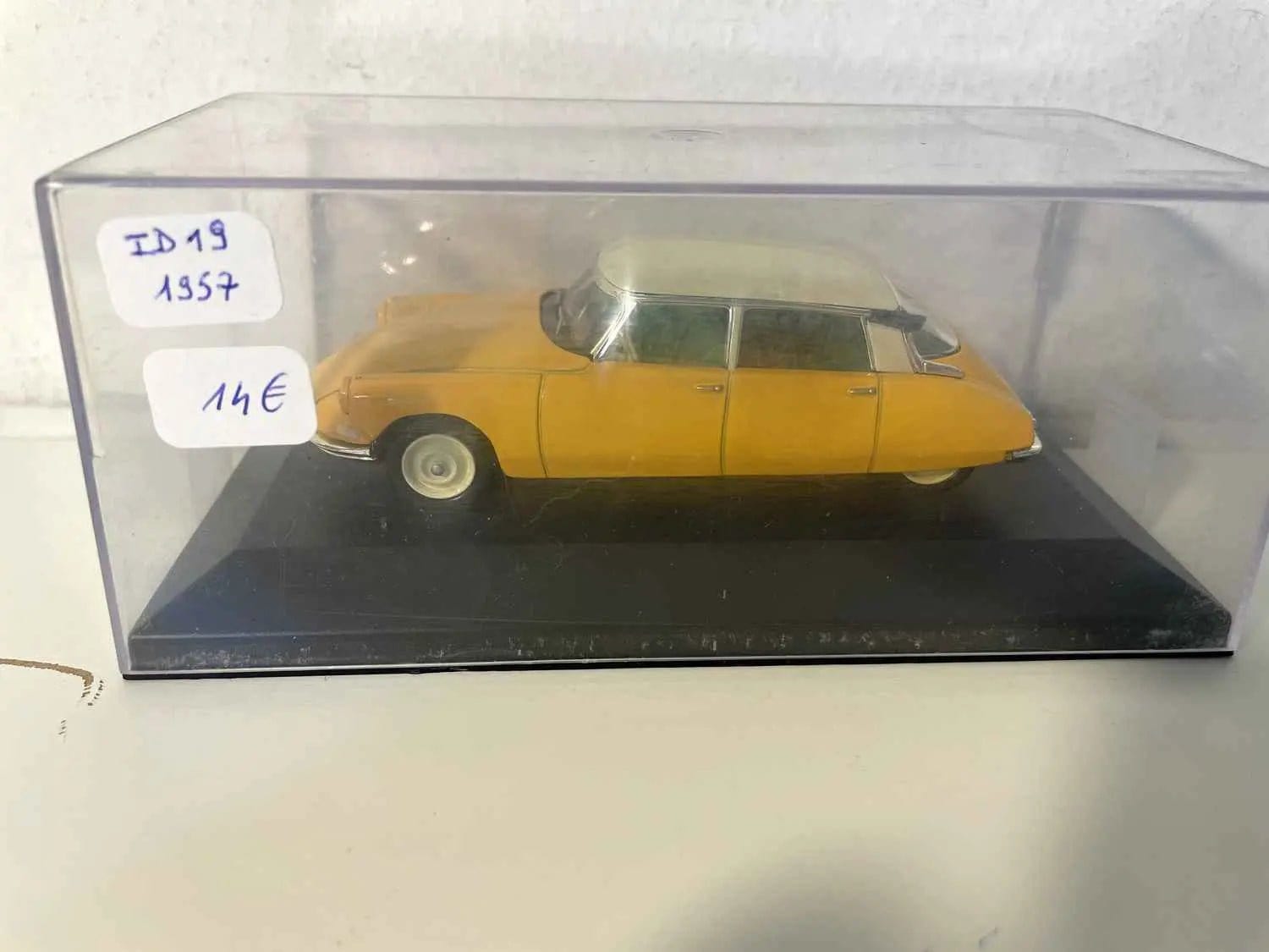 Voiture Miniature Citroën ID19 orange et toit blanc cassé de 1957 (boite plexi) - Bernard Miniatures
