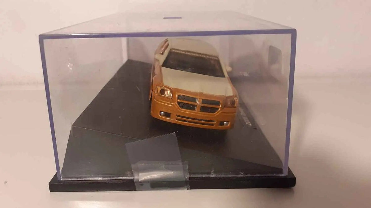 Voiture Miniature Dodge Magnum R/T marron et beige de 2006 - Bernard Miniatures