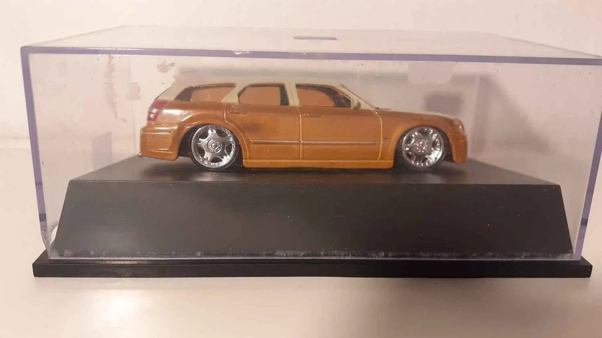 Voiture Miniature Dodge Magnum R/T marron et beige de 2006 - Bernard Miniatures