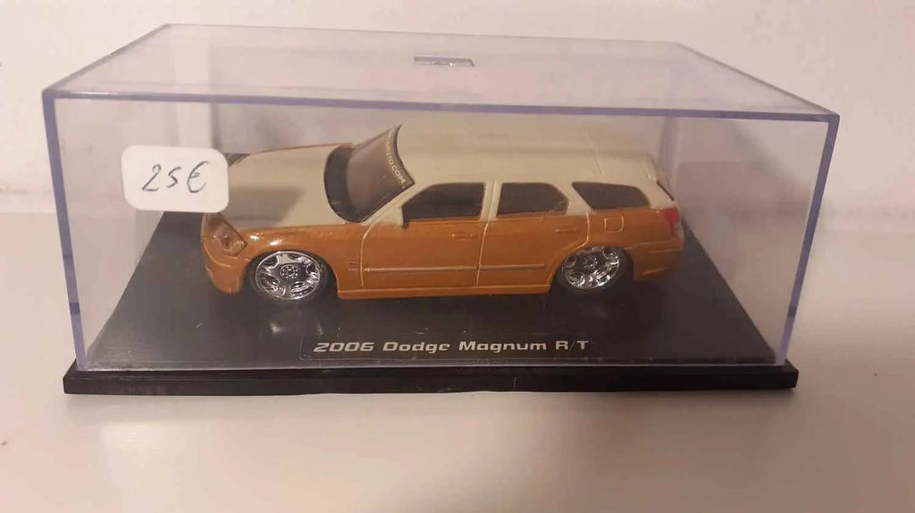 Voiture Miniature Dodge Magnum R/T marron et beige de 2006 - Bernard Miniatures