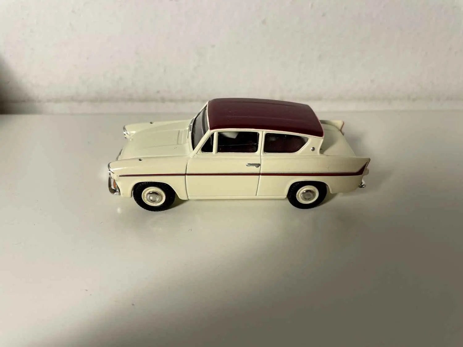 Voiture Miniature Ford Anglia beige et bordeaux (collection Vanguards) - Bernard Miniatures