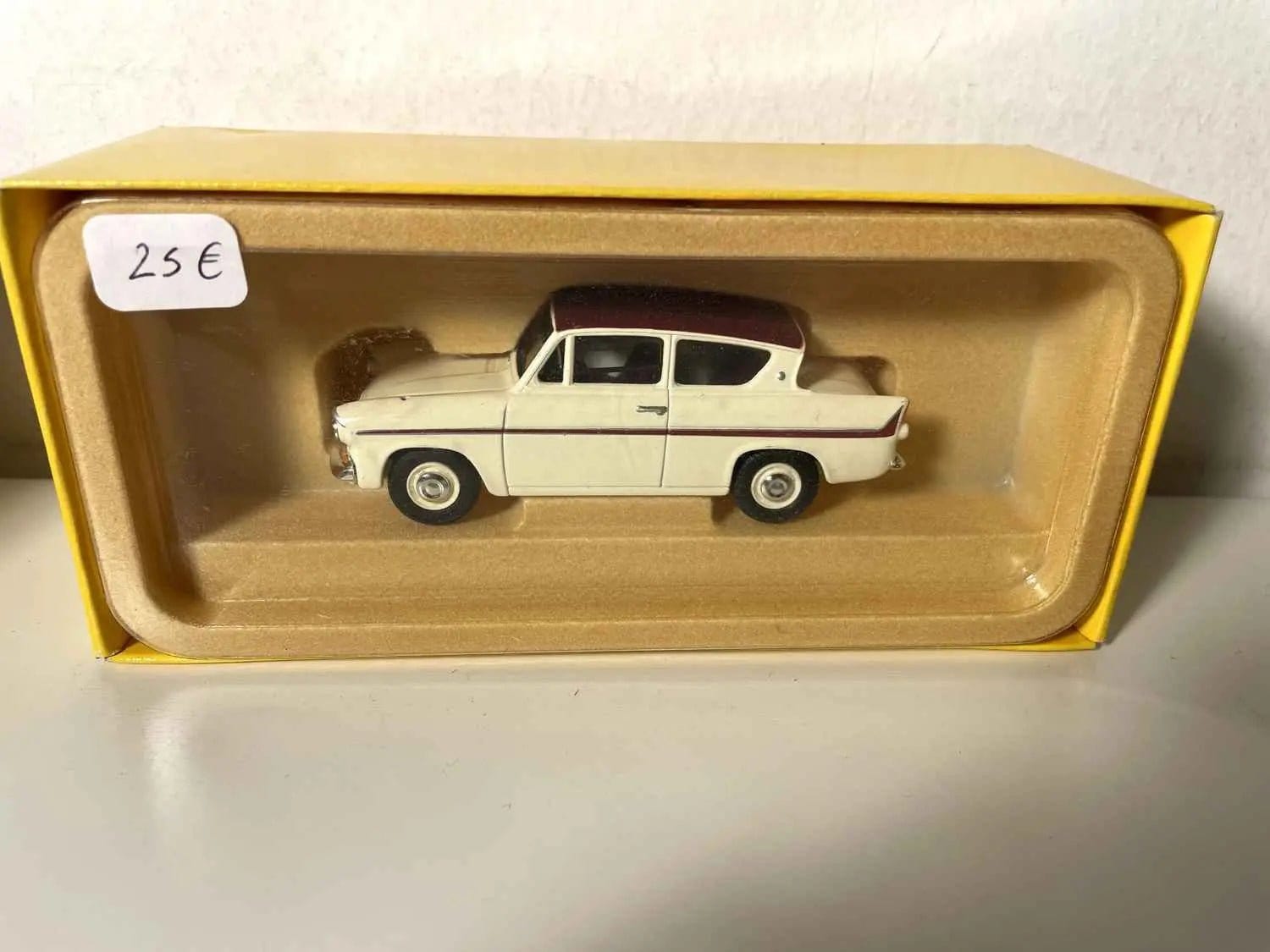Voiture Miniature Ford Anglia beige et bordeaux (collection Vanguards) - Bernard Miniatures