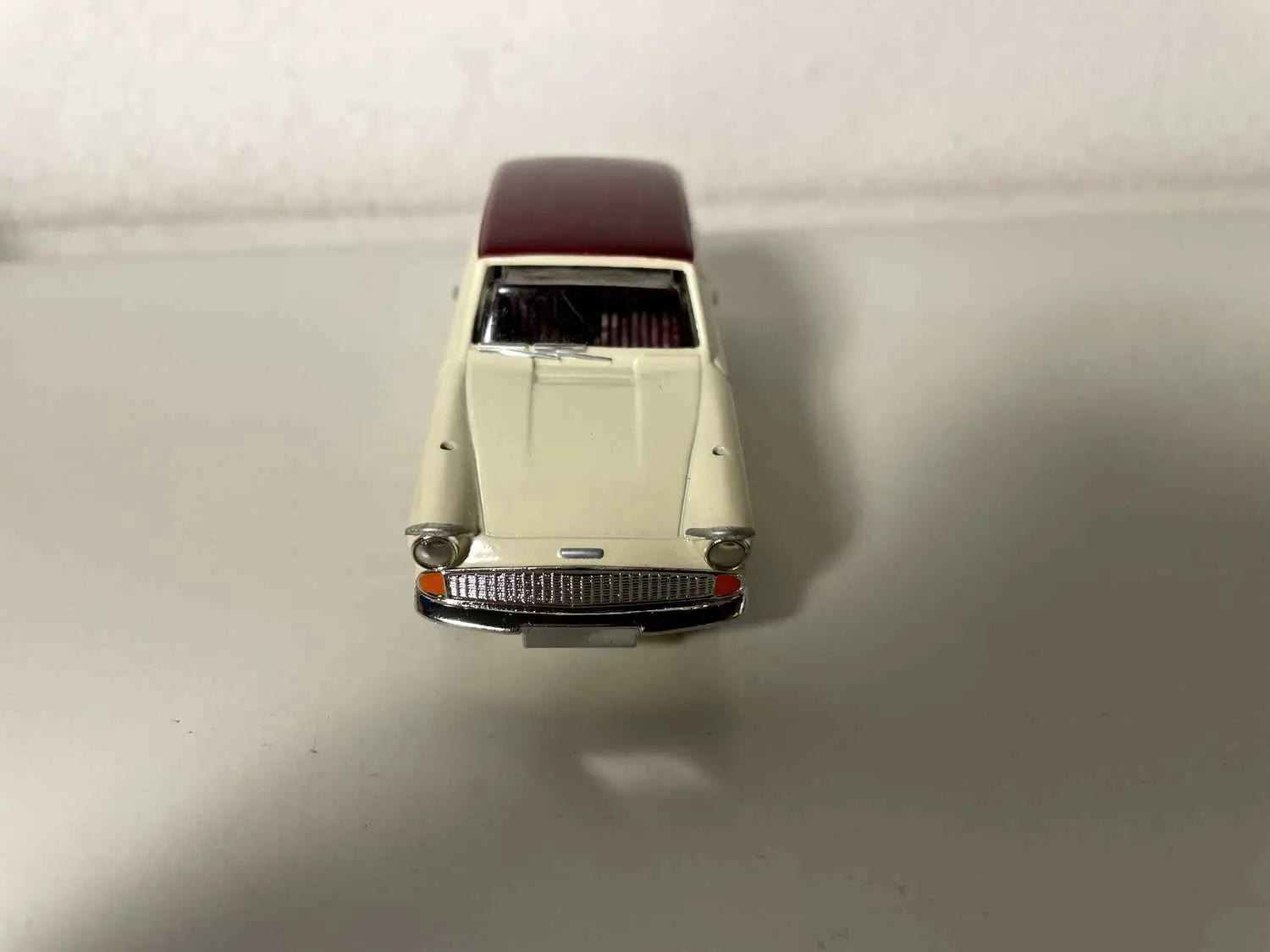 Voiture Miniature Ford Anglia beige et bordeaux (collection Vanguards) - Bernard Miniatures