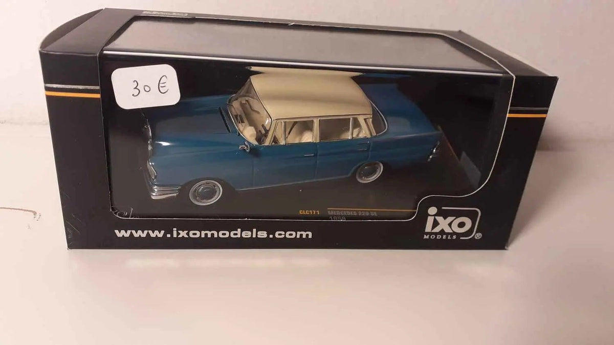Voiture Miniature Mercedes 220 SE bleue et toit beige de 1959 (IXO Models référence CLC171) - Bernard Miniatures