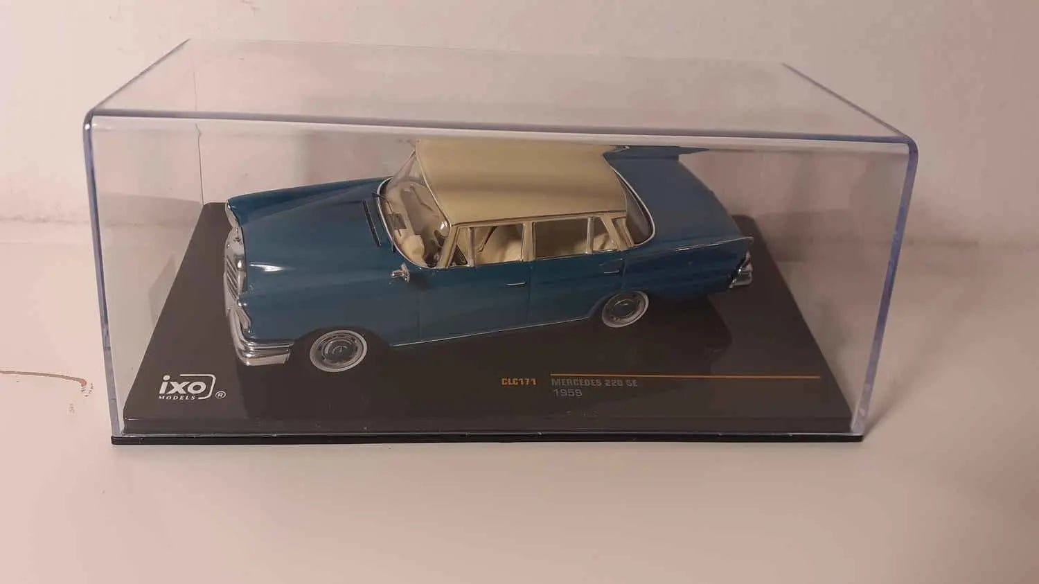 Voiture Miniature Mercedes 220 SE bleue et toit beige de 1959 (IXO Models référence CLC171) - Bernard Miniatures