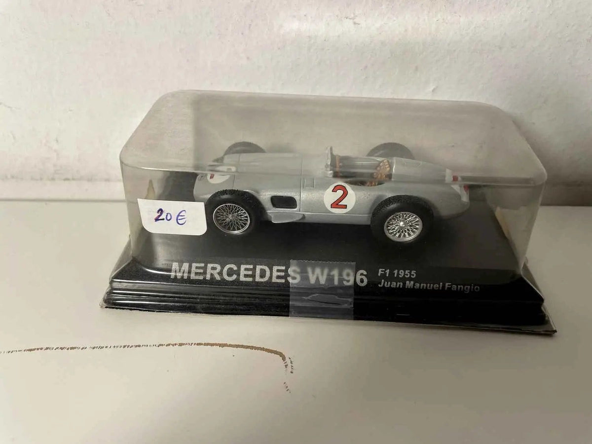 Voiture Miniature Mercedes W196 grise numéro 2 de 1955 (Formule 1) - Bernard Miniatures