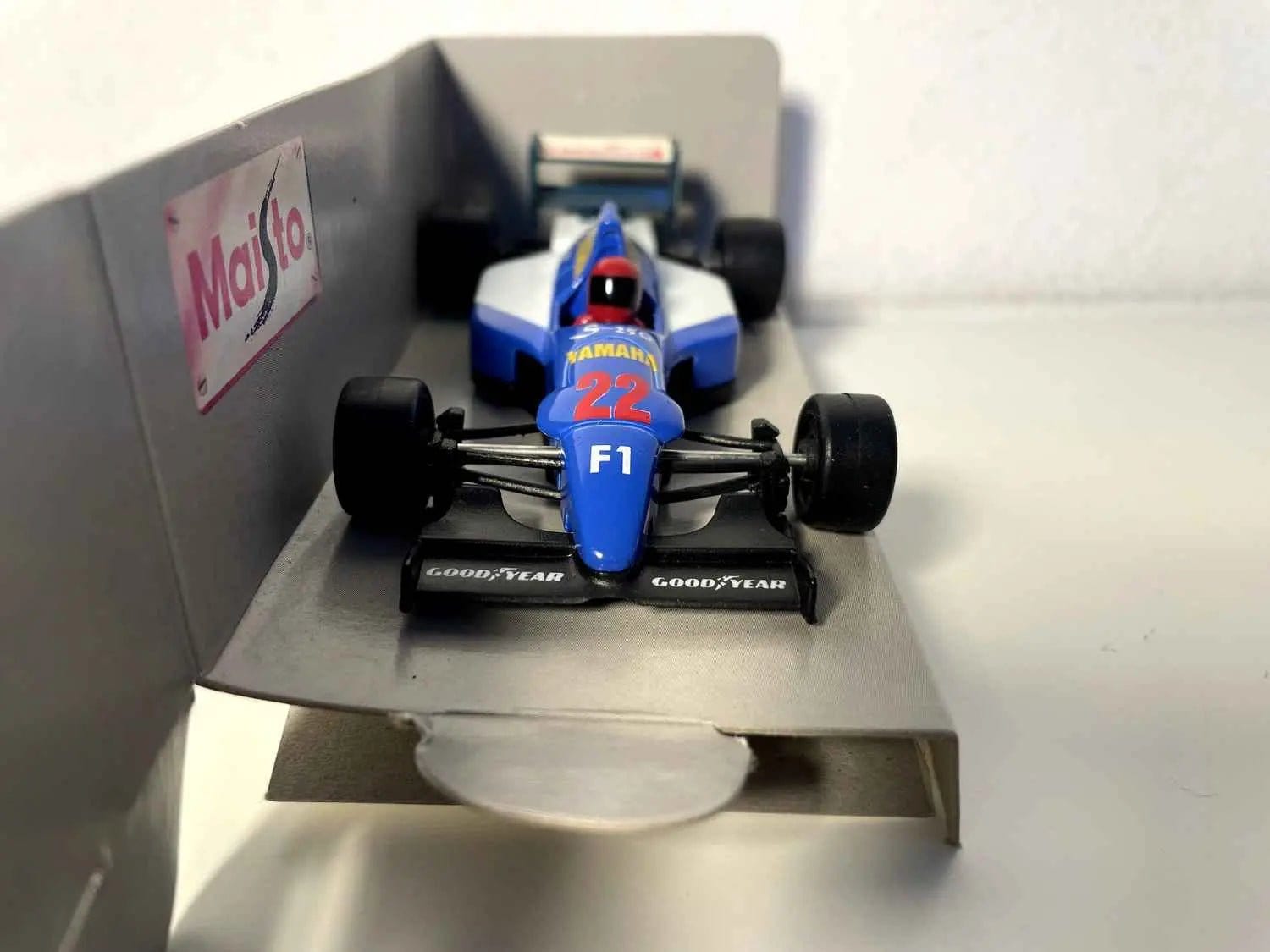 Voiture bleue et blanche numéro 22 (FORMULE 1) Bernard Miniatures