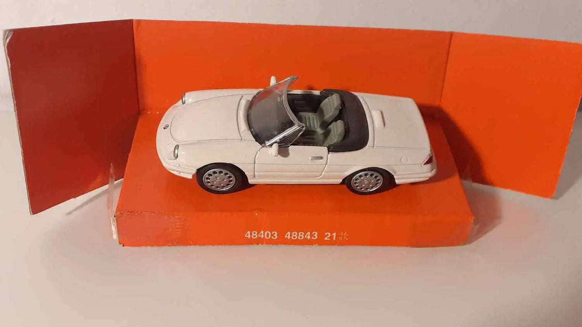 Voitures Miniatures Alfa Roméo Spider blanche de 1989 - Bernard Miniatures