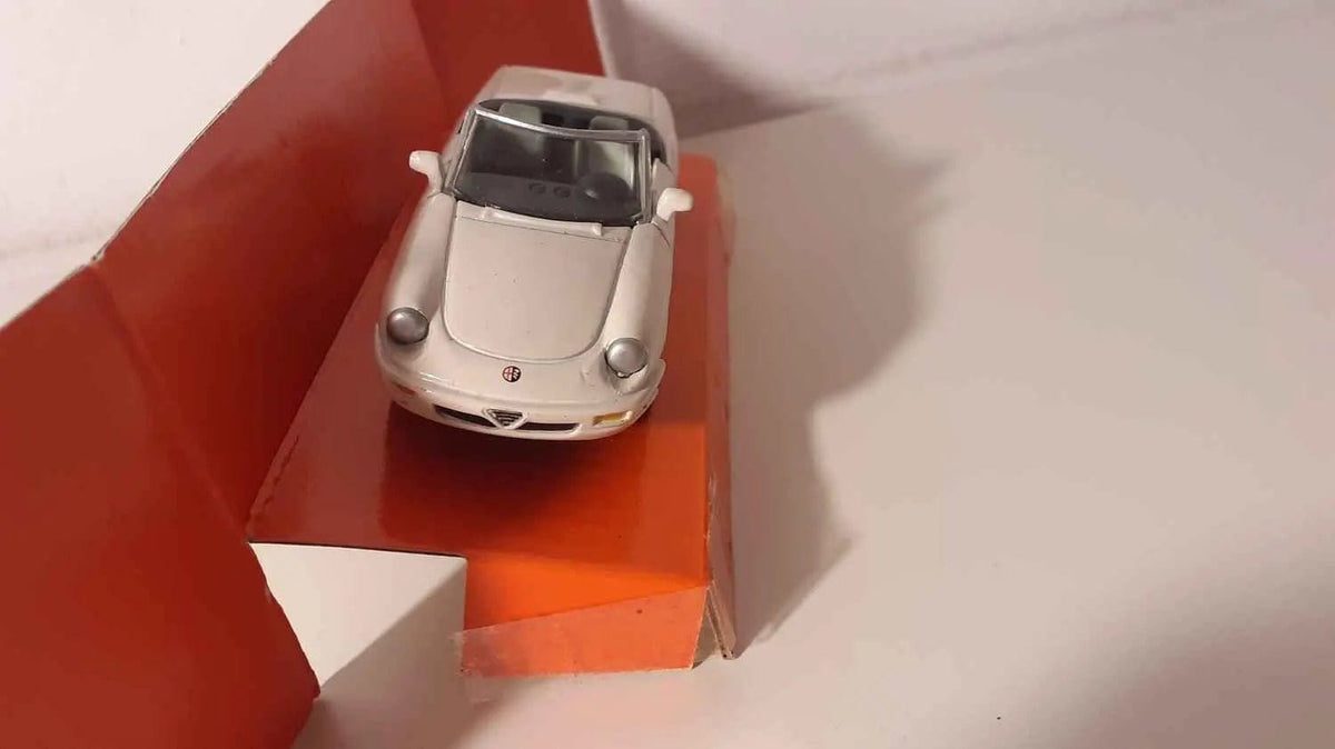 Voitures Miniatures Alfa Roméo Spider blanche de 1989 - Bernard Miniatures