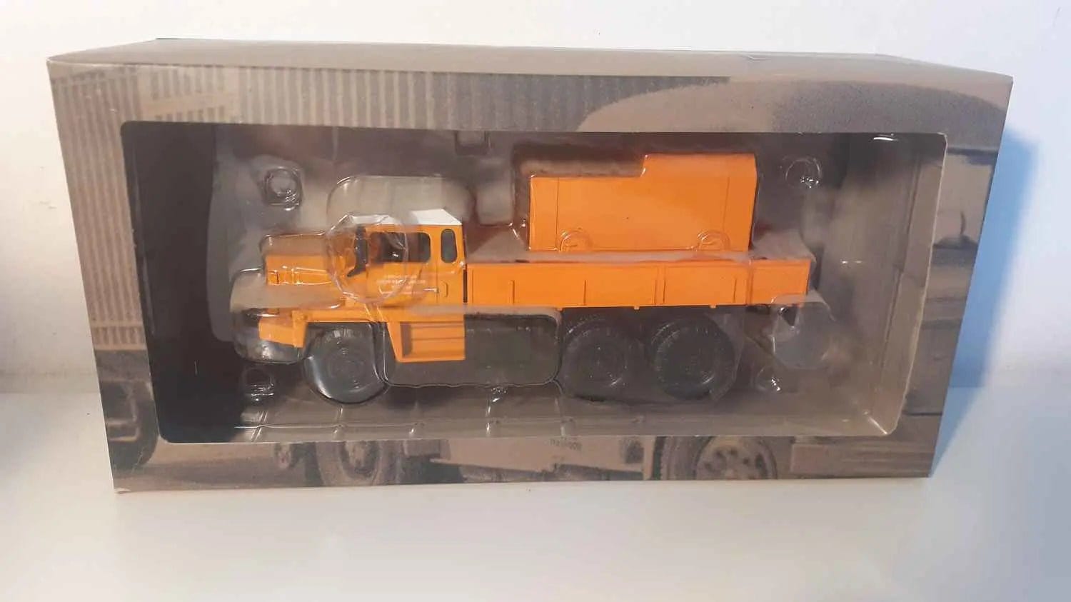 Voitures Miniatures Camion BERLIET GBC MT8 6x6 de 1966 orange version laboratoire des Ponts et Chaussées - Bernard Miniatures