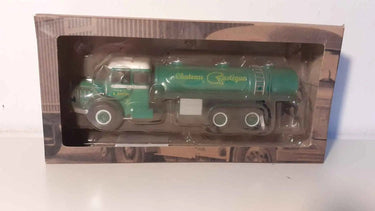 Voitures Miniatures Camion Bernard 6 R 180 de 1964 camion citerne vert "Château rastègue" - Bernard Miniatures