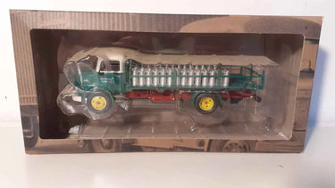 Voitures Miniatures Camion Mercedes-Benz L1113 de 1968 transport de pots de lait? - Bernard Miniatures