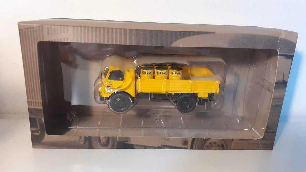 Voitures Miniatures Camion OM LEONCINO de 1950 plateau ridelles avec bidons AGIP - Bernard Miniatures