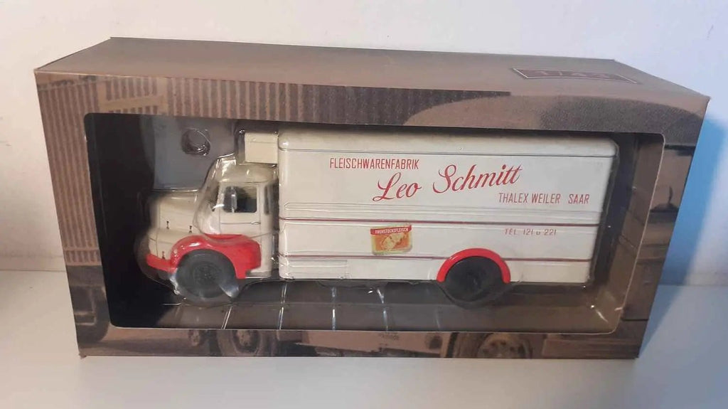 Voitures Miniatures Camion UNIC PUYMORENS fourgon long frigo LEO SCHMITT - Bernard Miniatures