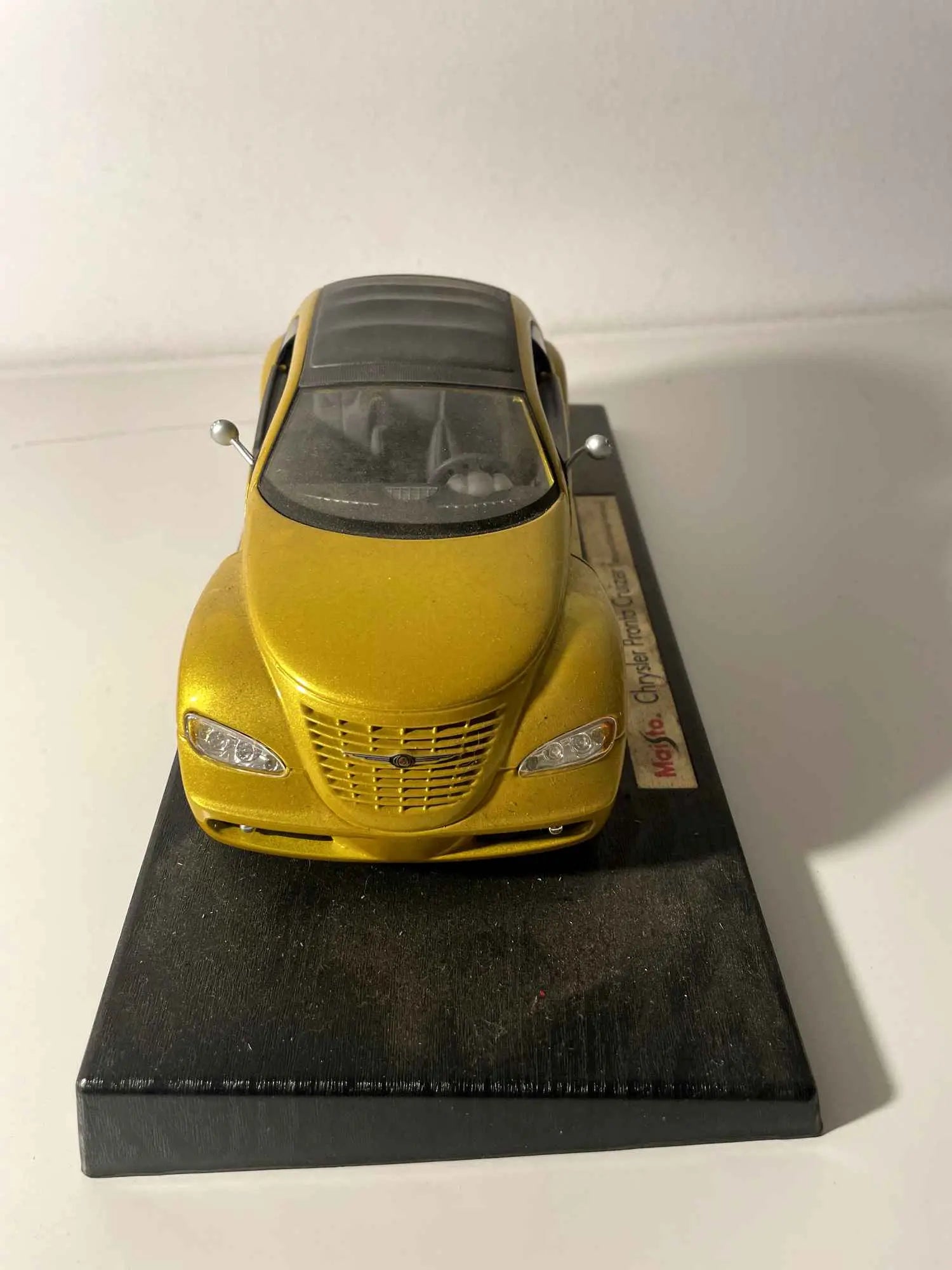 Voitures Miniatures Chrysler Pronto Cruizer couleur ocre (échelle 1/18ème) - Bernard Miniatures