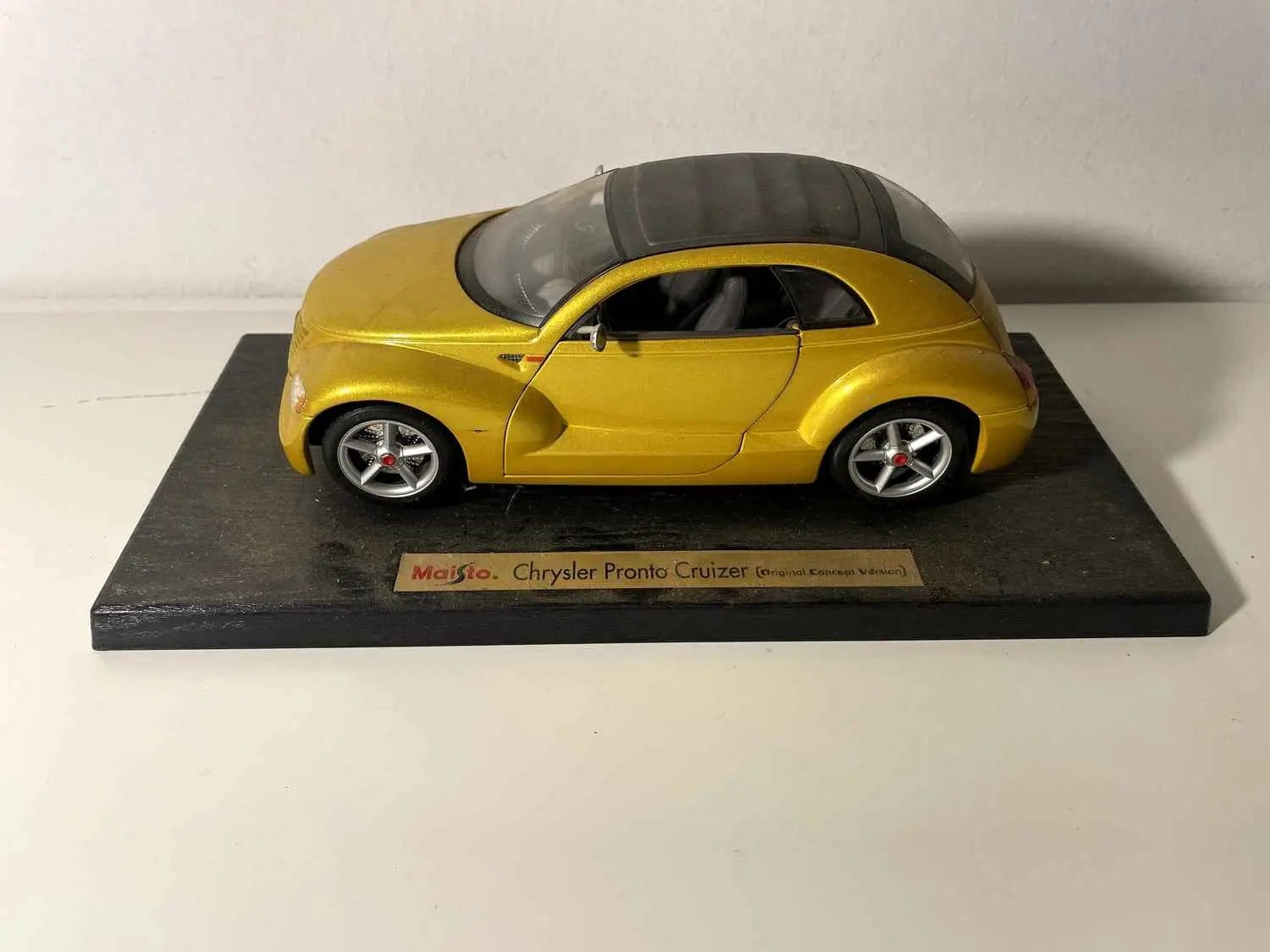 Voitures Miniatures Chrysler Pronto Cruizer couleur ocre (échelle 1/18ème) - Bernard Miniatures