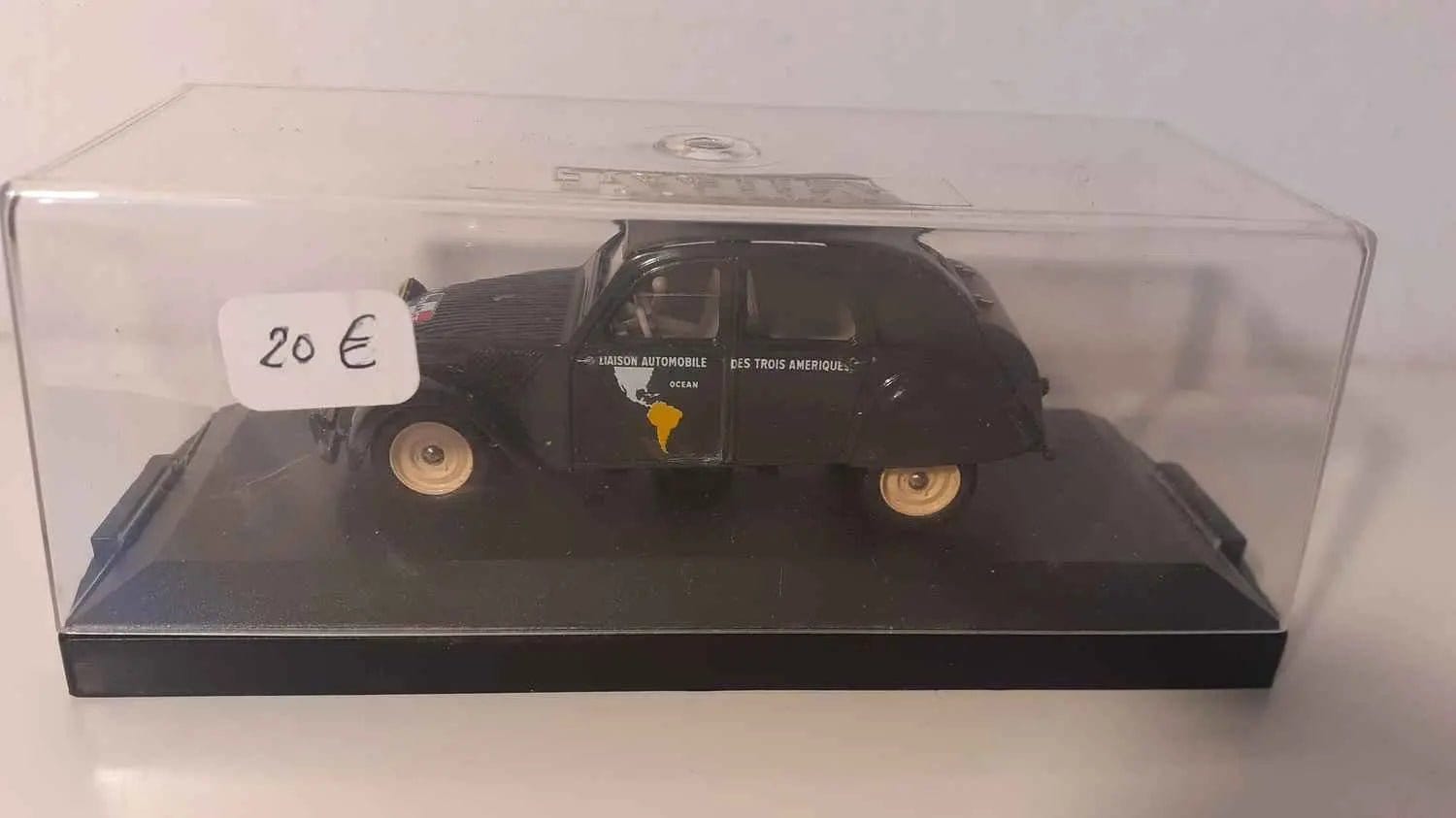 Voitures Miniatures Citroën 2 CV LES TROIS AMERIQUES grise foncée de 1953 (marque Vitesse) - Bernard Miniatures