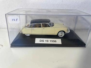 Voitures Miniatures Citroën DS19 beige et toit noir de 1956 AVEC le nom sur le socle (boite plexi) - Bernard Miniatures