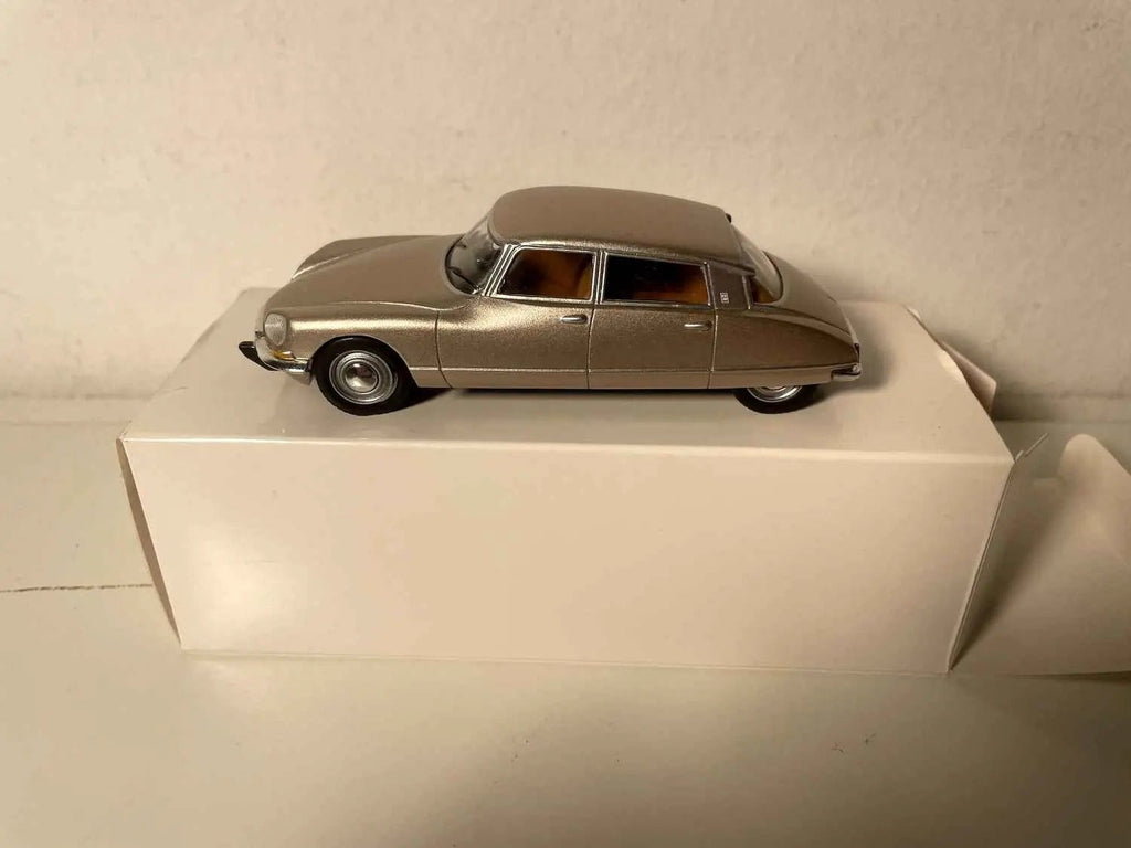 Voitures Miniatures Citroën DS21 dans blister + boite en carton - Bernard Miniatures
