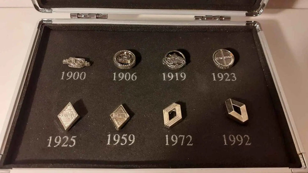 Voitures Miniatures Coffrets avec les pin's représentants les différents LOGOS de RENAULT - Bernard Miniatures