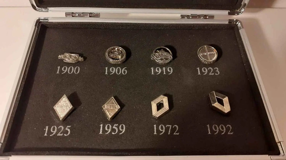 Voitures Miniatures Coffrets avec les pin's représentants les différents LOGOS de RENAULT - Bernard Miniatures