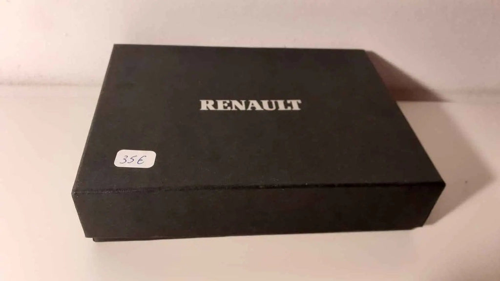 Voitures Miniatures Coffrets avec les pin's représentants les différents LOGOS de RENAULT - Bernard Miniatures