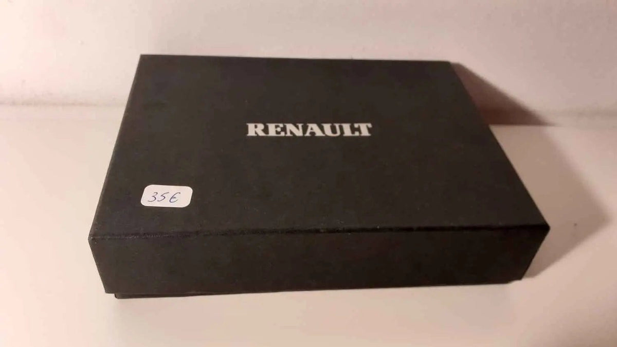 Voitures Miniatures Coffrets avec les pin's représentants les différents LOGOS de RENAULT - Bernard Miniatures