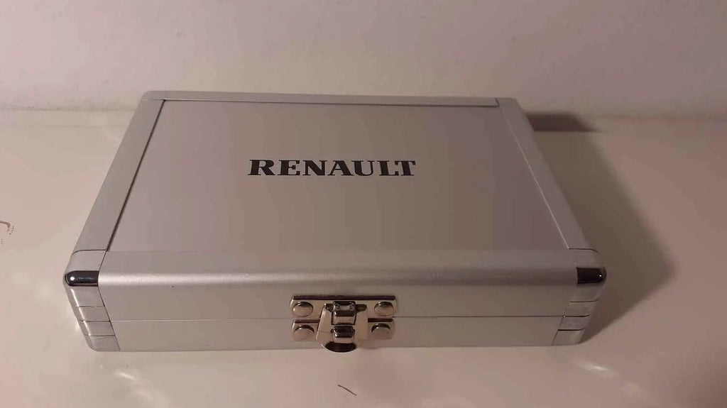 Voitures Miniatures Coffrets avec les pin's représentants les différents LOGOS de RENAULT - Bernard Miniatures