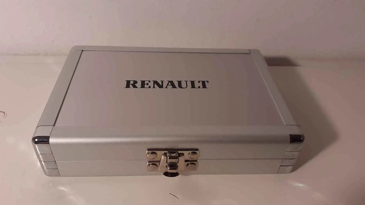 Voitures Miniatures Coffrets avec les pin's représentants les différents LOGOS de RENAULT - Bernard Miniatures