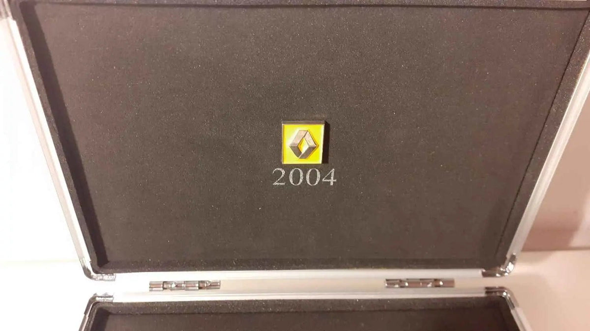 Voitures Miniatures Coffrets avec les pin's représentants les différents LOGOS de RENAULT - Bernard Miniatures