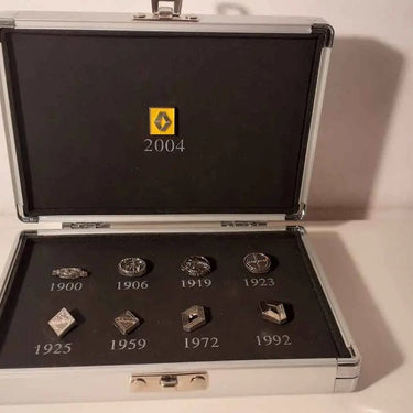 Voitures Miniatures Coffrets avec les pin's représentants les différents LOGOS de RENAULT - Bernard Miniatures