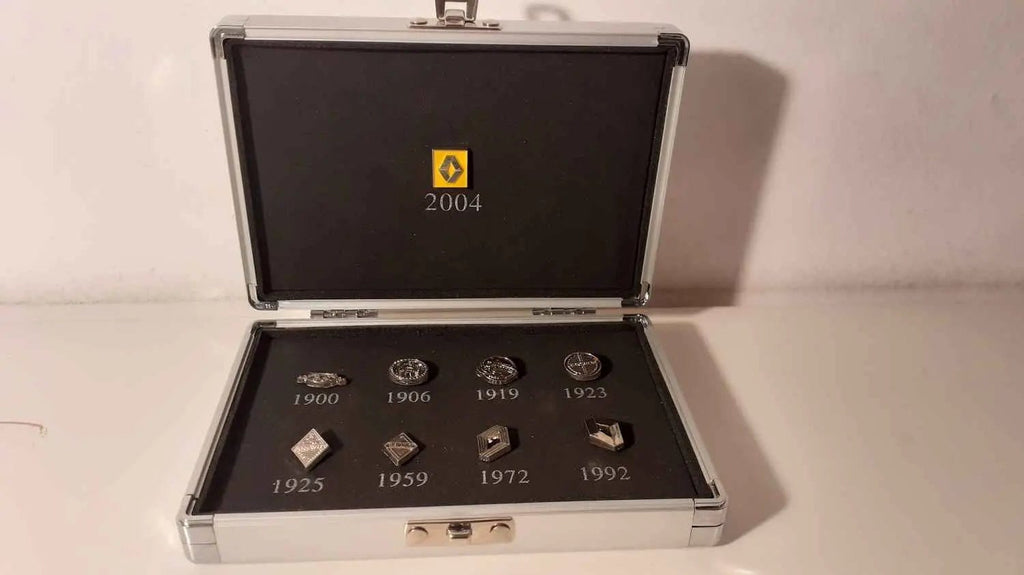 Voitures Miniatures Coffrets avec les pin's représentants les différents LOGOS de RENAULT - Bernard Miniatures