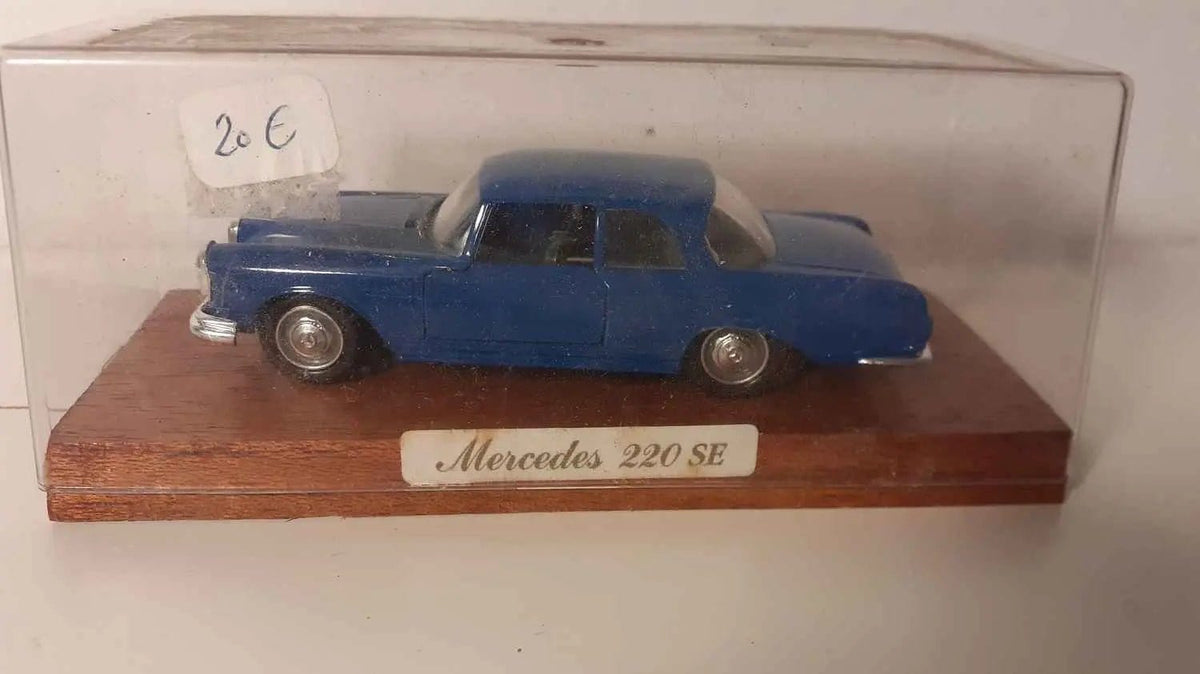 Voitures Miniatures Mercedes 220 SE bleue - Bernard Miniatures